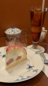 椿屋茶房エミオ武蔵境店のあまおう苺のズコット ケーキセットの写真