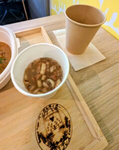 サービスのチキンスープの写真（2025年12月下旬）